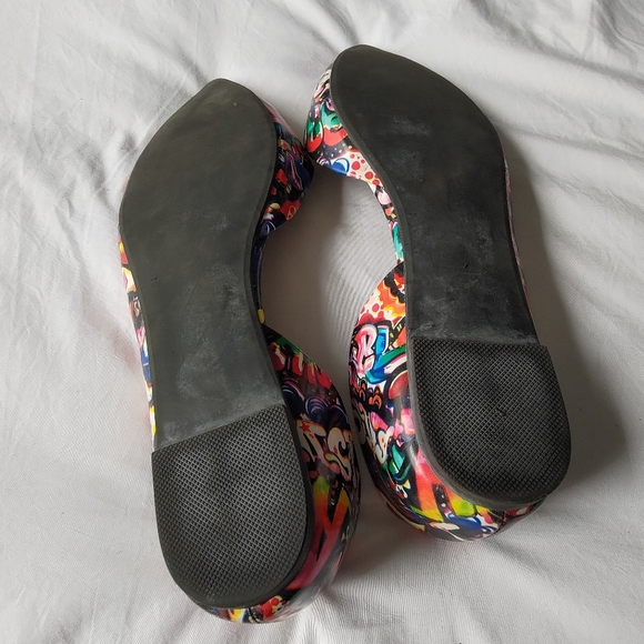 JustFab Graffiti Print Flats sz 11 - Picture 3 of 5